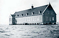 Afb. 1. Het kantoor van Domeinen in Wieringerwerf tijdens de onderwaterzetting. Collectie W. Verkerk, Zuiderzeemuseum, Enkhuizen. Pag. 64