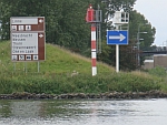 Varen op de Maasplassen. Verkeersborden op het water.