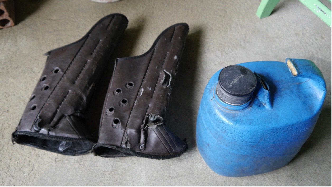 During an interview, a cane cutter showed his worn-out shin guards, a mandatory PPE in the cane fields, and a broken thermal bottle. Workers related many difficulties in having their PPE’s replaced. Source: Allan S. Queiroz, 2015.